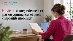 Un individu qui pèse le pour et le contre entre deux choix de reconversion