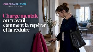 Une salariée range son téléphone après le travail