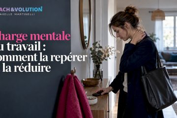Une salariée range son téléphone après le travail