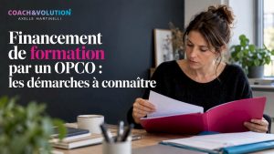 Responsable en train de préparer un dossier de financement pour une formation